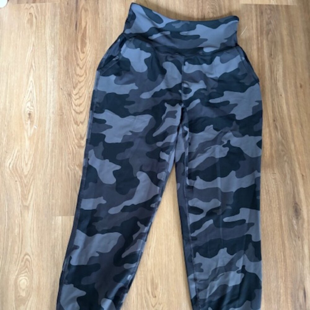 Old Navy Active Powersoft NWOT Gray Camo High Waist 7/8 Leggings Med